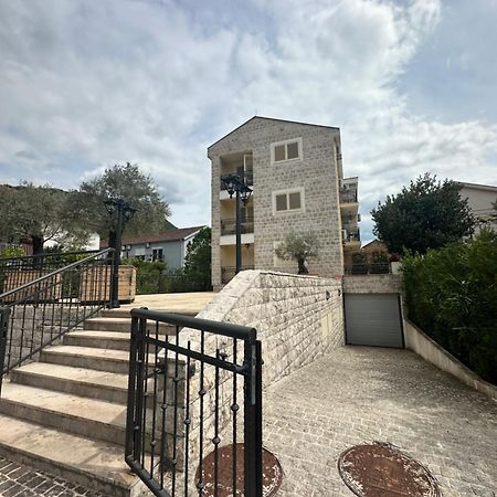 Apartman Tara Tivat Buitenkant foto